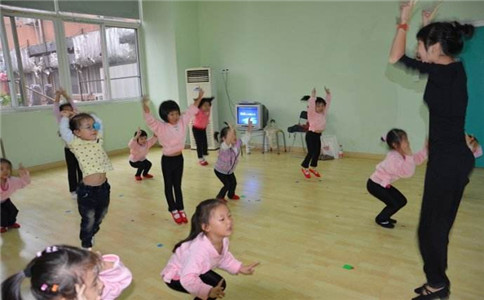 幼儿园教师学校向您介绍了幼儿的常见鼓励方法