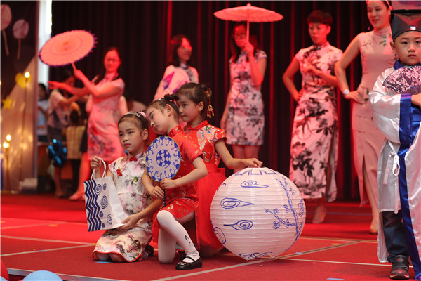 孩子们带着自制的青花瓷彩绘作品和妈妈一起展现江南风情_副本.jpg