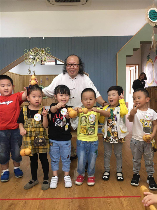 非遗大师王高飞与幼儿.jpg