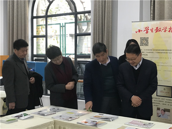 1.领导观看参展报刊_副本.jpg