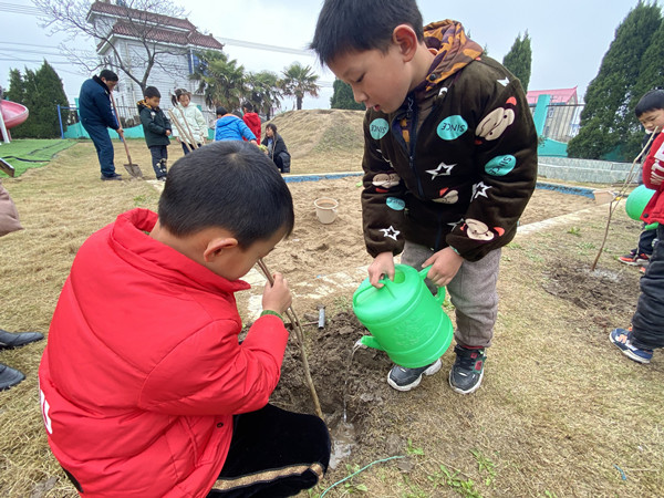 如皋市白蒲镇勇敢幼儿园：开展“亲近自然，播种绿色”主题活动